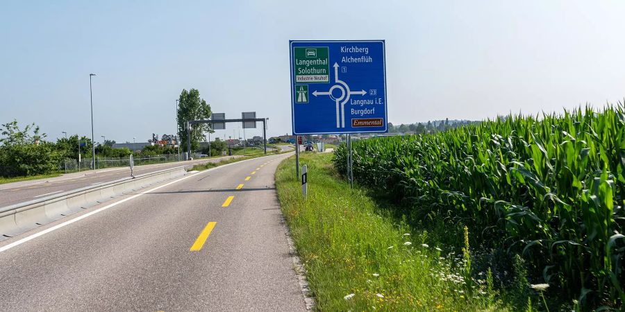 Strassenwegweiser Kirchberg, Alchenflüh, Langnau i.E., Burgdorf und Emmental an der Bernstrasse in Lyssach.