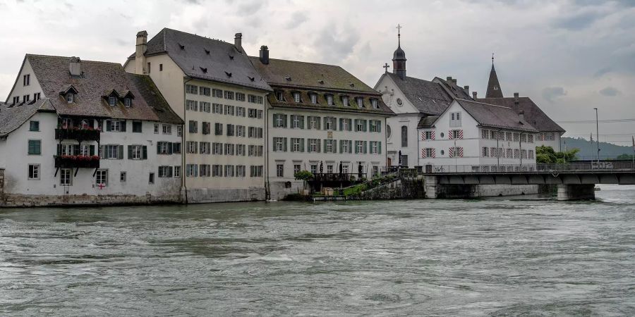 Blick auf die Vorstadthäuser an der Aare, die Spitalkirche und das alte Spital in Solothurn.