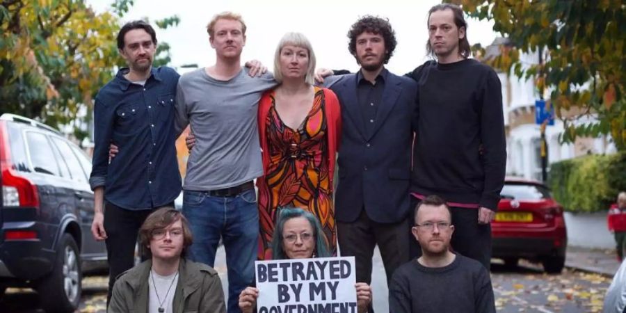 Die Klimaaktivisten hatte in den vergangenen Wochen mehrfach Gerichtsbeschlüsse missachtet und die Londoner Ringautobahn M25 und andere Verkehrswege blockiert, indem Beteiligte sich auf den Asphalt geklebt hatten. Foto: Insulate Britain/PA Media/dpa