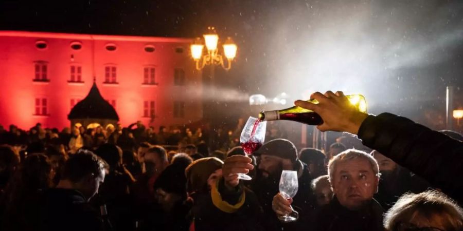Frankreich feiert den neuen Wein aus dem Beaujolais. Foto: Jean-Philippe Ksiazek/AFP/dpa