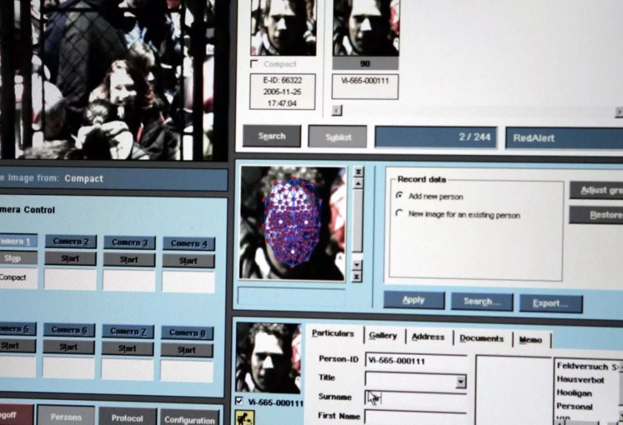 Eine Testperson erscheint auf dem Bildschirm des biometrischen Erkennungsprogramms von Unisys, nachdem er beim Eingang zur Bern Arena gefilmt und vom Sicherheitssystem wiedererkannt worden war im November 2015.