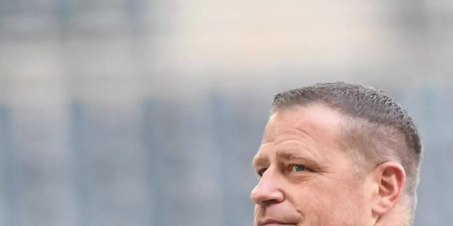 Mönchengladbachs Sportdirektor Max Eberl stellt sich bei einem Interview den Fragen der Journalisten. Foto: Bernd Thissen/dpa