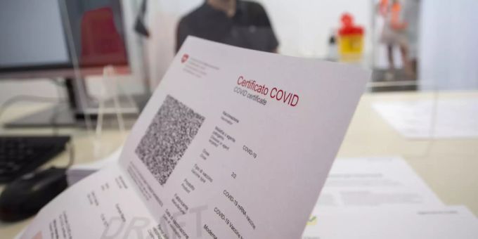 Zwei Personen in Neuenburg haben Zertifikate gefälscht (Symbolbild). neuenburg zertifikat