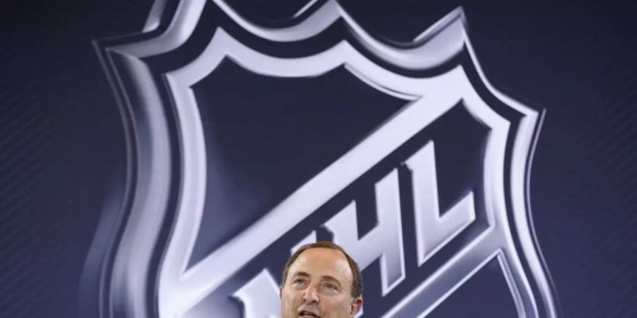 Der Chef der nordamerikanischen Eishockey-Profiliga NHL, Gary Bettman, steht vor dem NHL Logo während einer Pressekonferenz. Foto: John Locher/AP/dpa