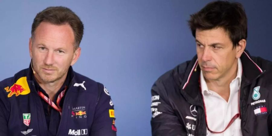 Christian Horner (l), Red Bull Racing Teamchef, und Toto Wolff, Mercedes-Motorsportchef, nehmen an einer Pressekonferenz teil. Foto: Georg Hochmuth/APA/dpa/Archivbild