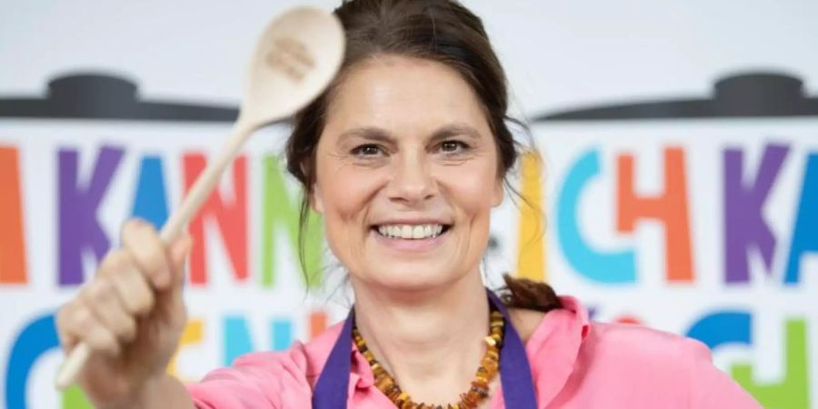 Fernsehköchin Sarah Wiener engagiert sich seit Jahren für gesunde Ernährung für Kinder. Foto: Sebastian Kahnert/dpa-Zentralbild/dpa/Archiv