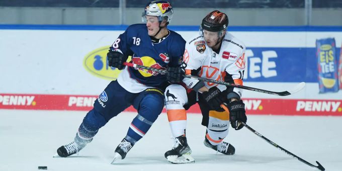 Justin Schütz vom EHC Red Bull München im Einsatz. EHC Red Bull München