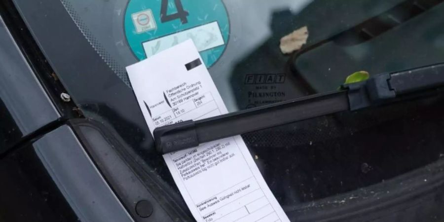 Der neue Bussgeldkatalog sieht höhere Sanktionen für Regelmissachtungen im Strassenverkehr vor - doch gemessen an der Kaufkraft ist nicht alles teurer als früher. Foto: Ole Spata/dpa/Symbolbild