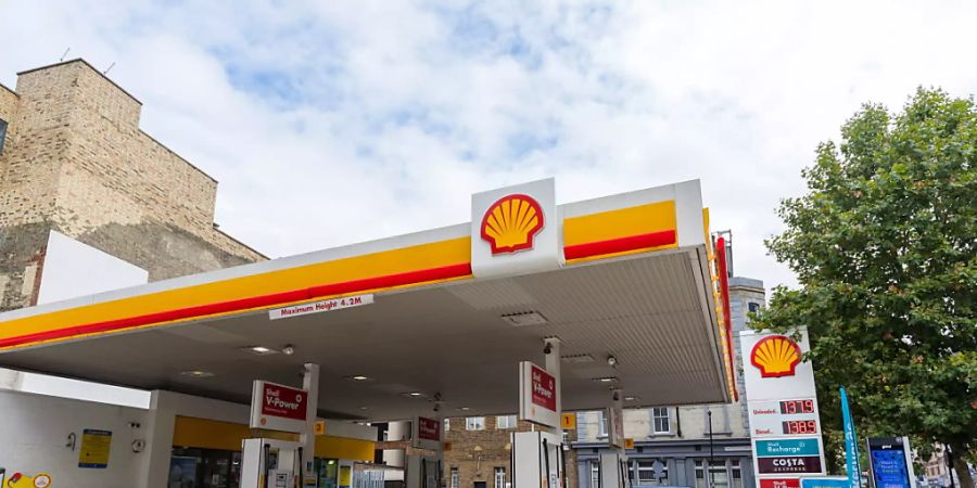 Der britisch-niederländische Ölkonzern Shell musste eine Abschreibung von 5,2 Milliarden Dollar auf die Bewertung von Terminkontrakten vornehmen. (Archivbild)