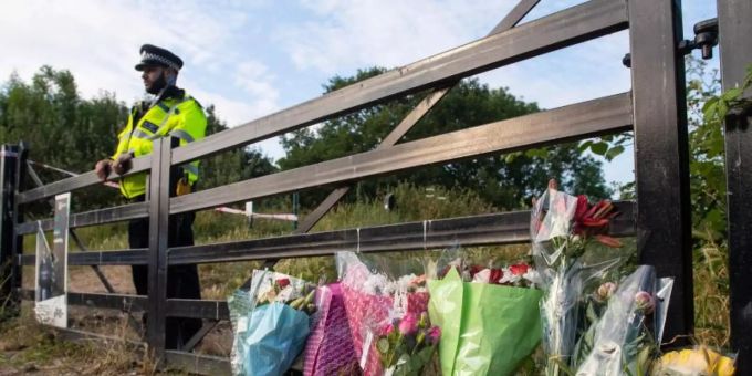Blumen liegen am Eingang des Fryent Country Park in Wembley, wo die beiden Schwestern getötet wurden. Foto: Dominic Lipinski/PA Archive/dpa Blumen liegen am Eingang des Fryent Country Park in Wembley, wo die beiden Schwestern getötet wurden. Foto: Dominic Lipinski/PA Archive/dpa