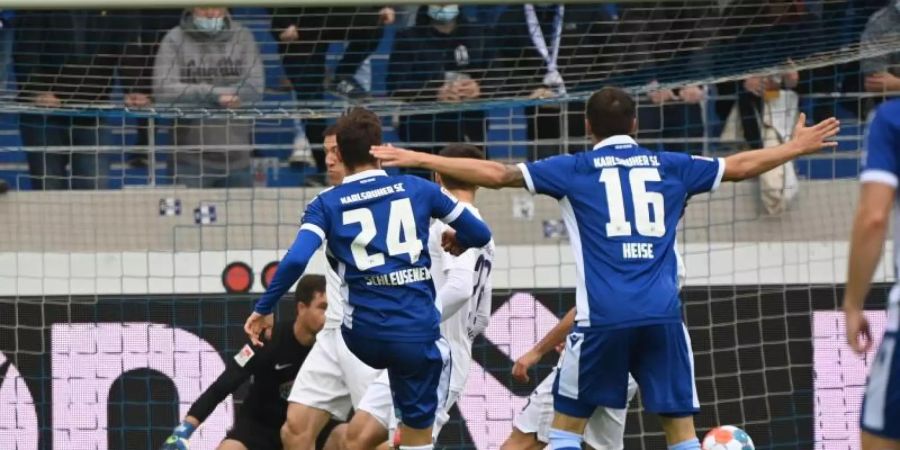 Fabian Schleusener (l) brachte den KSC beim Heimsieg gegen Aue in Führung. Foto: Uli Deck/dpa