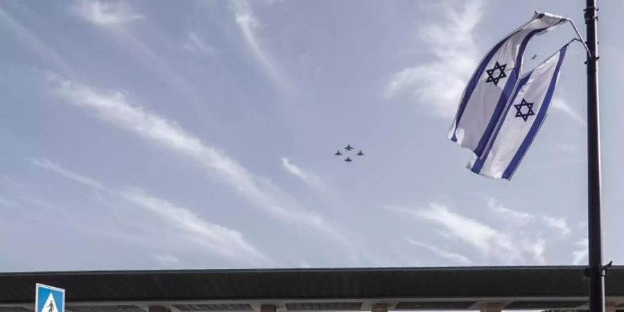 Kampfjets der deutschen und der israelischen Luftwaffe fliegen über Jerusalem. Foto: Nir Alon/ZUMA Press Wire/dpa