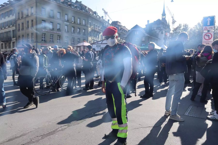 Das «solidarische Bündnis Bern» hat zur Demo in Bern aufgerufen, um ein Zeichen gegen die Corona-Dmeos zu setzen.