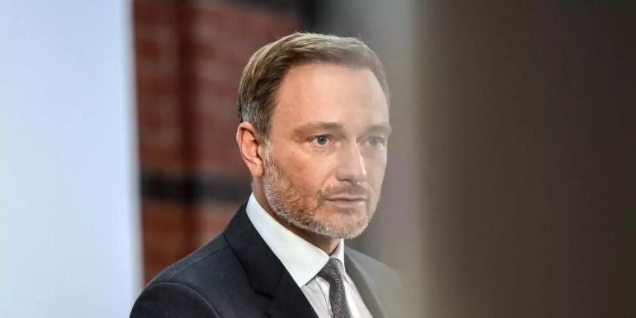 Christian Lindner, Fraktionsvorsitzender und Parteivorsitzender der FDP, gibt nach einer gemeinsamen Sitzung des FDP-Bundesvorstand und der neugewählten Bundestagsfraktion zur Aufnahme von Koalitionsverhandlungen mit SPD und Grünen ein Statement ab. Foto: Paul Zinken/dpa