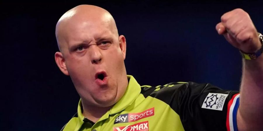 Michael van Gerwen steht nach seinem 10:8-Sieg gegen Gerwyn Price im EM-Halbfinale. Foto: Tess Derry/PA Wire/dpa