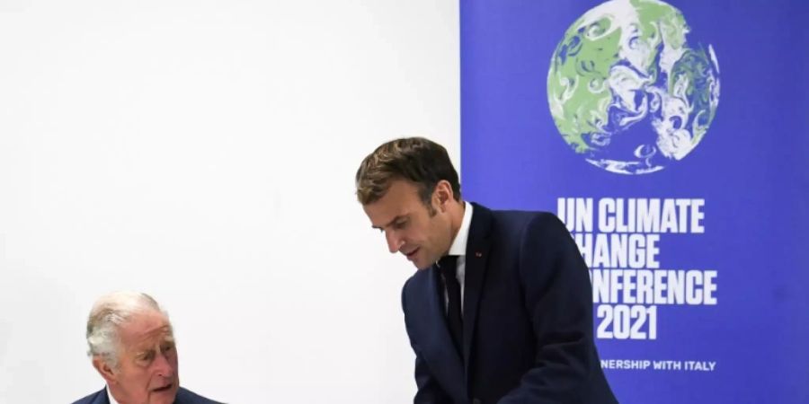 Macron (r.) mit Prinz Charles