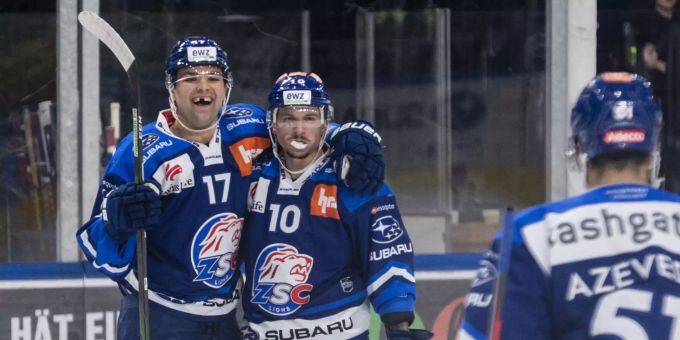 Zürichs John Quenneville (links) jubelt nach seinem Tor zum 1:0 im Spiel gegen die SCL Tigers. National League