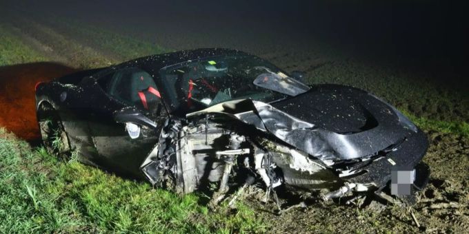 Bei Auw AG prallte ein Autofahrer seinen Ferrari gegen einen Baum. Auw