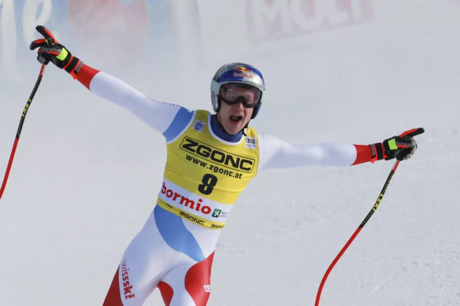 Marco Odermatt jubelt nach seiner Zieleinfahrt in Bormio.