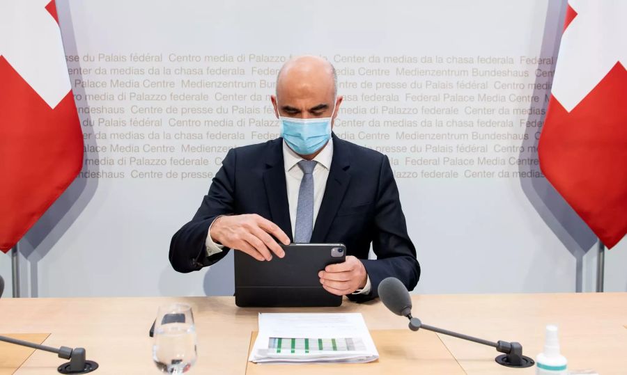 Bundesrat Alain Berset spricht an einer Medienkonferenz zu Covid-19 Massnahmen, am 17. Dezember 2021, in Bern.