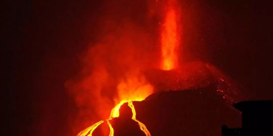 Lava fliesst aus dem Vulkan Cumbre Vieja beim Ausbruch auf La Palma - nun erreicht Deutschland eine Vulkanwolke. Foto: Europa Press/EUROPA PRESS/dpa