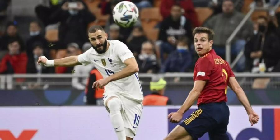 Karim Benzema (l) muss sich in Versailles wegen Beihilfe zu einem Erpressungsversuch verantworten. Foto: Massimo Paolone/LaPresse via AP/dpa