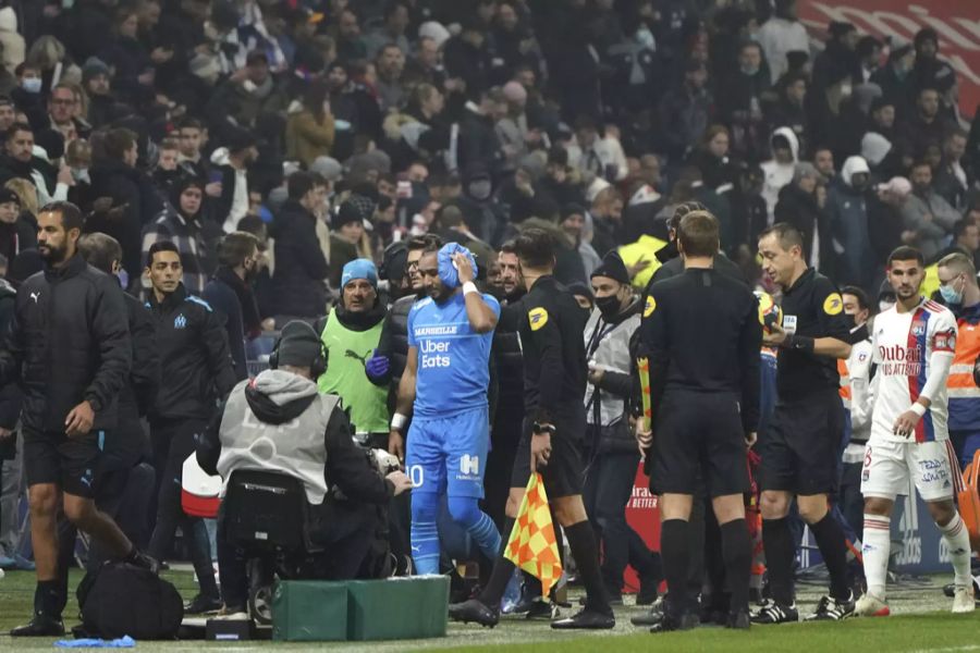 Nach dem der französische Nationalspieler Dimitri Payet durch den Wurf einer vollen Wasserflasche am Kopf getroffen wurde, wurde die Partie zwischen Olympique Lyon und Olympique Marseille am Sonntagabend zunächst unterbrochen und nach fast zwei Stunden schliesslich ganz abgesagt.