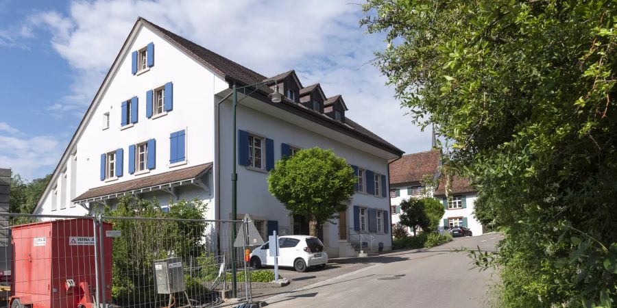 Die Gemeindeverwaltung Tenniken an der Ledergasse, im Hintergrund das reformierte Pfarramt.