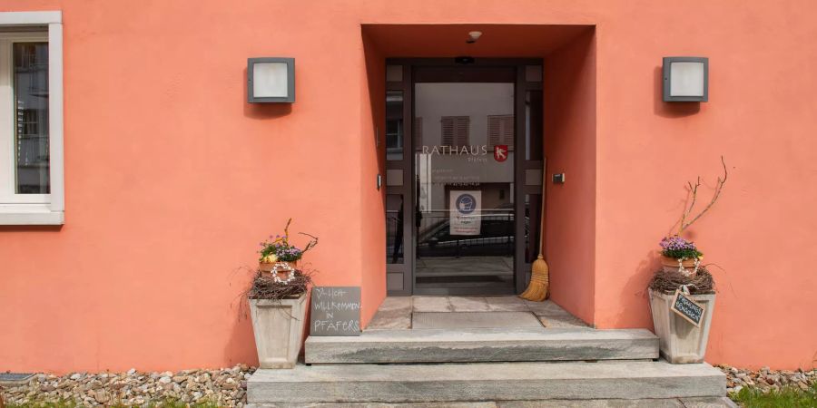 Die Gemeindeverwaltung und das Rathaus in Pfäfers im Kanton St. Gallen.