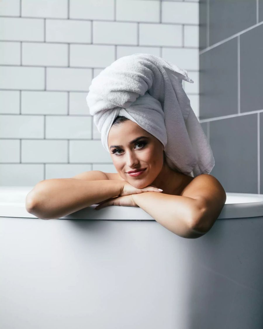 Frau in Badewanne