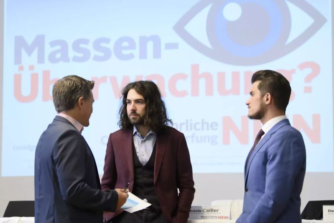 Josef Ender, Sprecher des Aktionsbündnis Urkantone und der Kampagne «Covid-Verschärfungen Nein», Nicolas A. Rimoldi, Co-Präsident MASS-VOLL!, und Gzim Zymberi, Vertreter der Jugendbewegung MASS-VOLL! (von links) sprechen nach einer Medienkonferenz über die Verschärfungen des Covid-Gesetz am 28. November. Mass-Voll