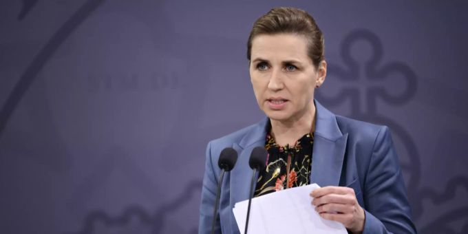 Mette Frederiksen an eine Pressekonferenz bezüglich Covid-19. Mette Frederiksen