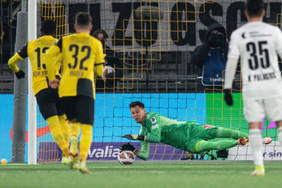 Nicolas Moumi Ngamaleu scheitert in der zweiten Halbzeit vom Punkt an FCB-Hüter Heinz Lindner.