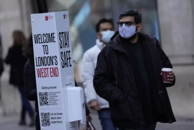 Ein Mann mit einer Maske zum Schutz vor dem Coronavirus in London. Coronavirus