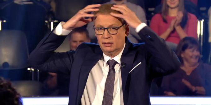 Günther Jauch realisiert sein Fehler. günther Jauch