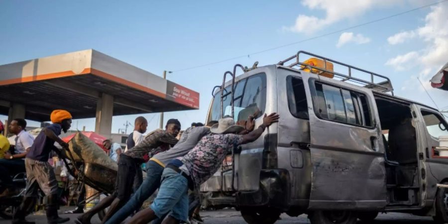 Sammeltaxi ohne Benzin vor geschlossener Tankstelle.