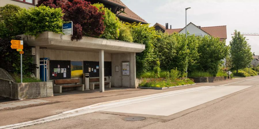 Bushaltestelle Zentrum in der Gemeinde Brütten (ZH) an der Unterdorfstrasse.