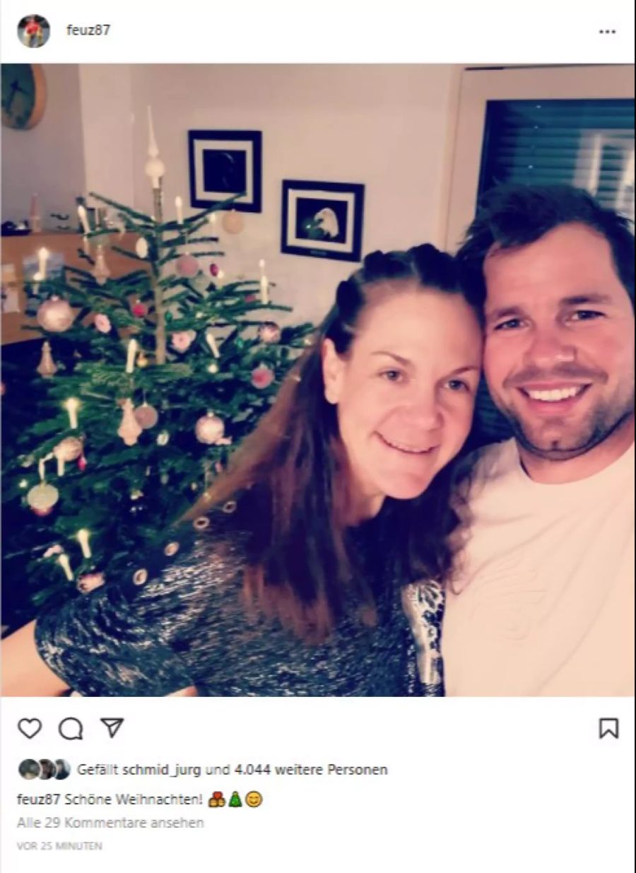 Beat Feuz und seine Frau Katrin grüssen vor dem Weihnachtsbaum