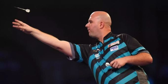 Der Engländer Rob Cross trifft nun in der dritten Runde der Darts-WM auf den Nordiren Daryl Gurney. Foto: Adam Davy/PA Wire/dpa Der Engländer Rob Cross trifft nun in der dritten Runde der Darts-WM auf den Nordiren Daryl Gurney. Foto: Adam Davy/PA Wire/dpa
