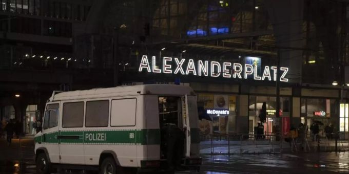 Am Berliner Alexanderplatz gilt am Silvesterabend ein Versammlungs- und Feuerwerksverbot. Foto: Paul Zinken/dpa Am Berliner Alexanderplatz gilt am Silvesterabend ein Versammlungs- und Feuerwerksverbot. Foto: Paul Zinken/dpa