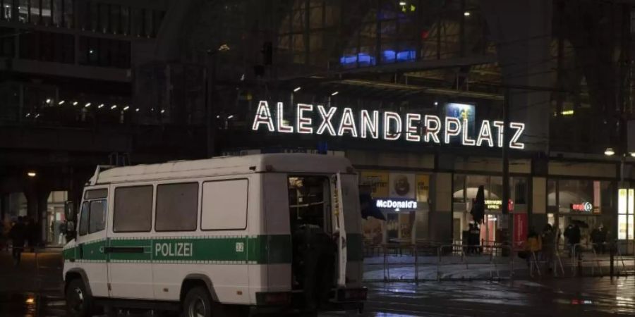 Am Berliner Alexanderplatz gilt am Silvesterabend ein Versammlungs- und Feuerwerksverbot. Foto: Paul Zinken/dpa