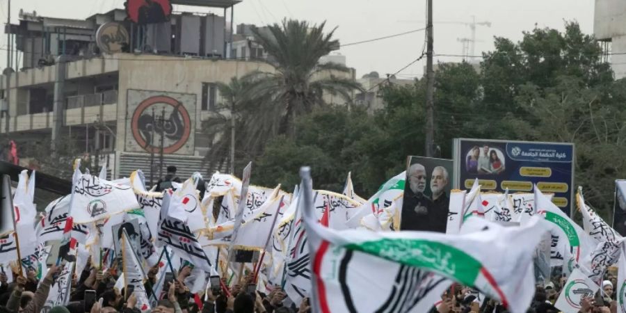 Anhäger der irakischen Haschd-al-Schaabi-Netzwerks demonstrieren in Bagdad