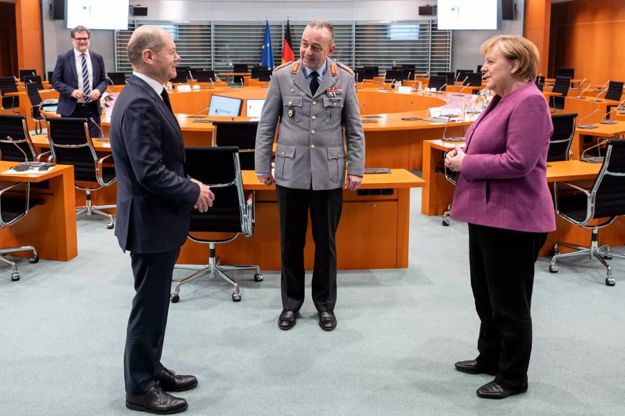 So kennt man Angela Merkel: Blazer, Stoffhose und Lederschuhe.