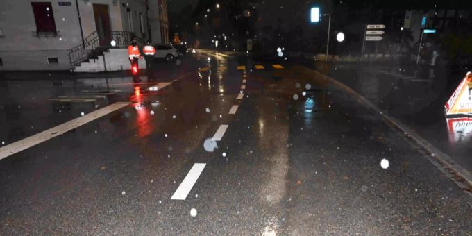 Aus bislang unbekannten Gründen kam es zur Kollision zwischen dem Auto und der 16-Jährigen auf dem Fussgängerstreifen.
