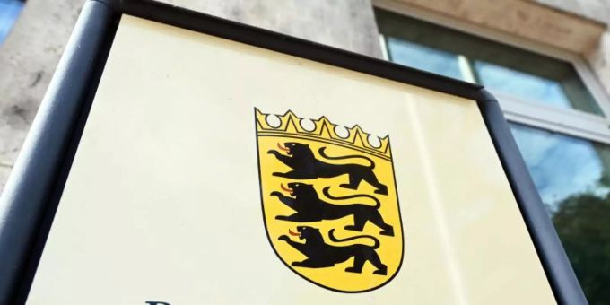 Bei einem Einsatz am Wochenende hat die Polizei in Pforzheim nach eigenen Angaben einen Betrunkenen festgenommen - dabei sei es nötig gewesen, dessen «Widerstand mit körperlicher Gewalt zu brechen». Ein Video davon kursiert im Internet. Foto: Uli Deck/dpa Bei einem Einsatz am Wochenende hat die Polizei in Pforzheim nach eigenen Angaben einen Betrunkenen festgenommen - dabei sei es nötig gewesen, dessen «Widerstand mit körperlicher Gewalt zu brechen». Ein Video davon kursiert im Internet. Foto: Uli Deck/dpa