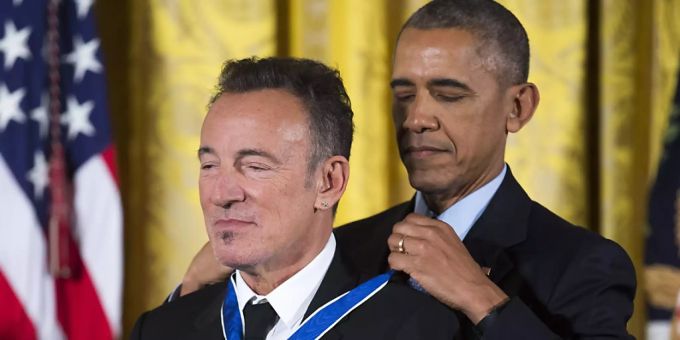 ARCHIV - Barack Obama verleiht Bruce Springsteen die Freiheitsmedaille. Foto: Shawn Thew/epa/dpa ARCHIV - Barack Obama verleiht Bruce Springsteen die Freiheitsmedaille. Foto: Shawn Thew/epa/dpa