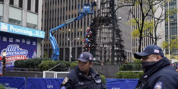 Der Weihnachtsbaum des konservativen US-Senders Fox News wurde in New York in Brand gesetzt. Fox News