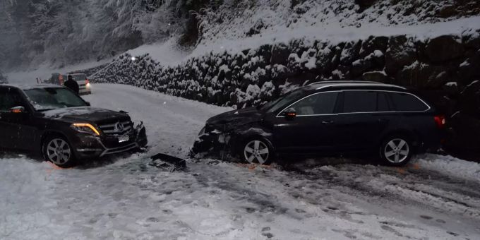 Der Sachschaden an beiden Fahrzeugen beläuft sich auf mehrere Zehntausend Franken. Unfall