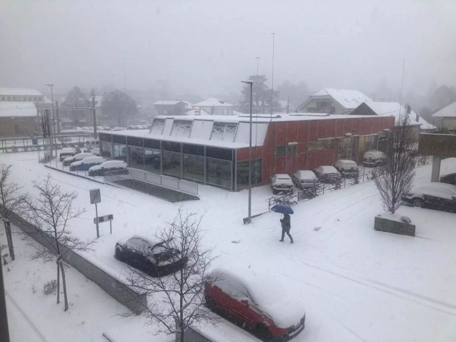 Eingeschneites Zentrum in Murten FR.