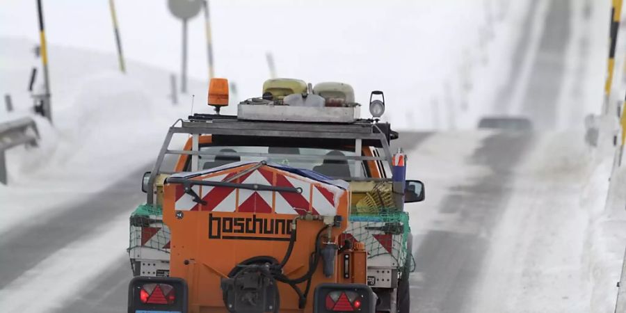 Wegen des starken Schneefalls waren am Freitagmorgen vielerorts Streumaschinen auf den Strassen unterwegs. Wetterdienste mahnen zu Vorsicht beim Fahren. (Symbolbild)